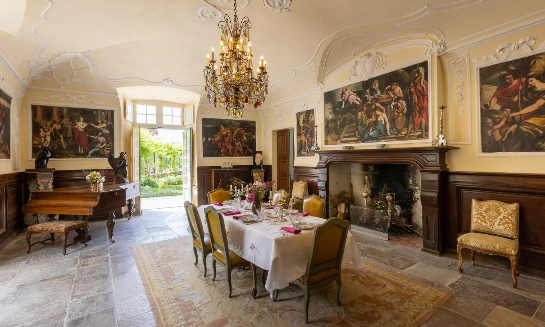 Chateau De Larnagol