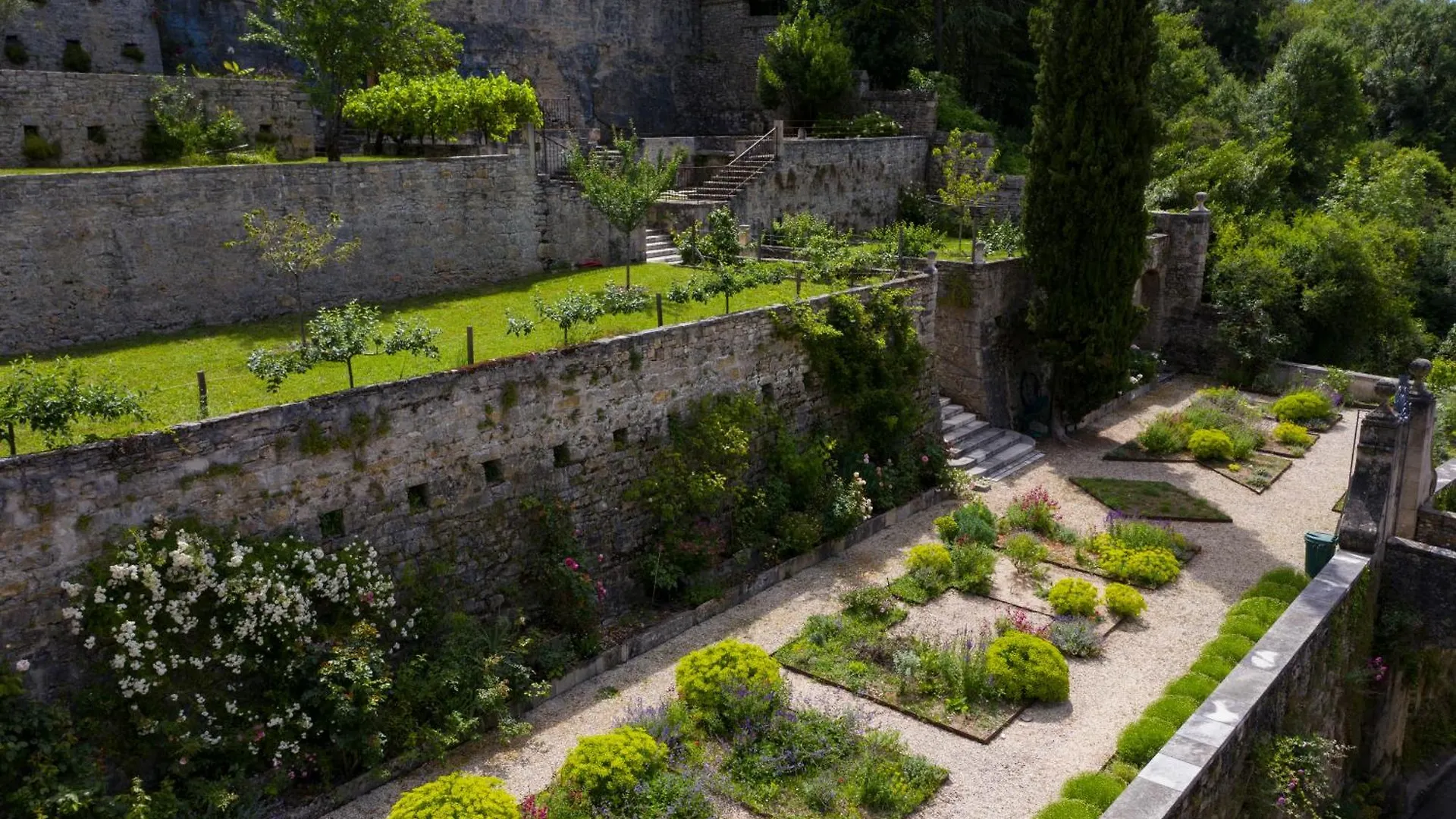 Chateau De Larnagol